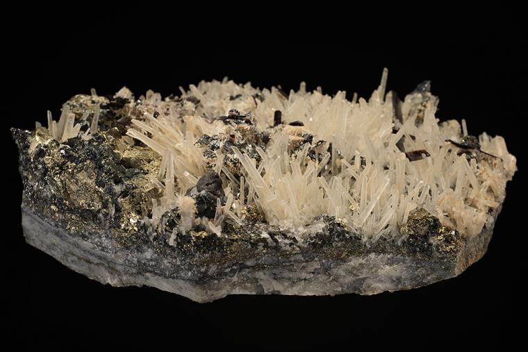 HÜBNERITE with QUARTZ